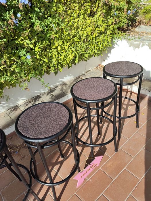 Conjunto de 4 bancos de bar – Preto e padrão leopardo
