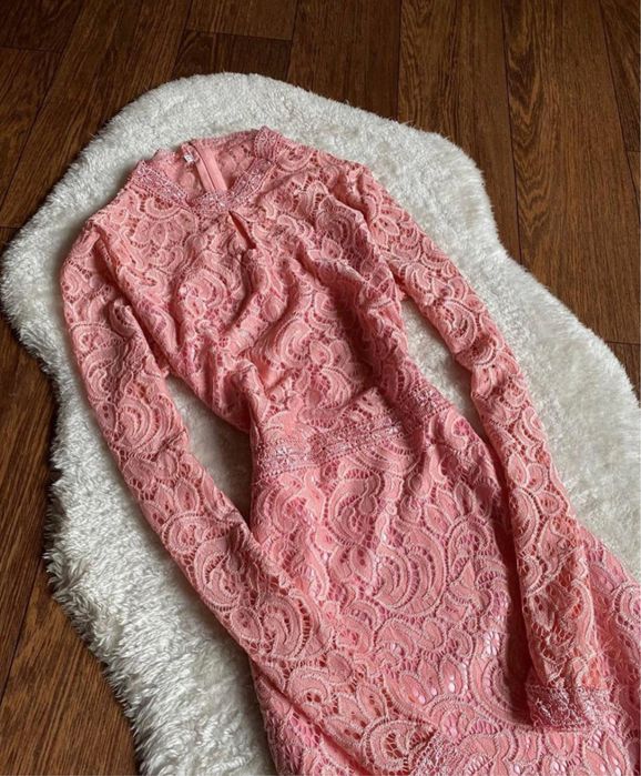 Розовое платье с длинным рукавом