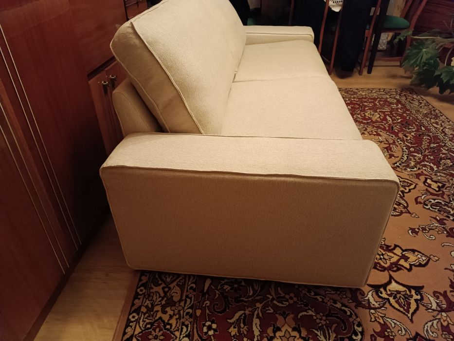 Диван IKEA Kivik 3-місний. Стан нового (4 місяці). Бежевий