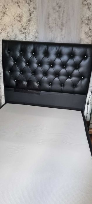 cama estofada 2,00x1,40 com sinais de uso