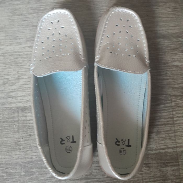 Buty złote mokasyny