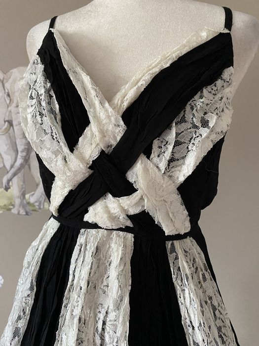 Nowa czarna sukienka z białą koronkową wstawką elegancka