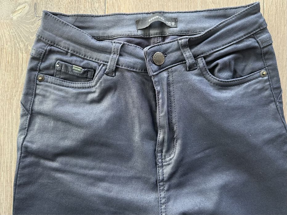 Woskowane spodnie Reserved granatowy wysoki stan wygodne S
