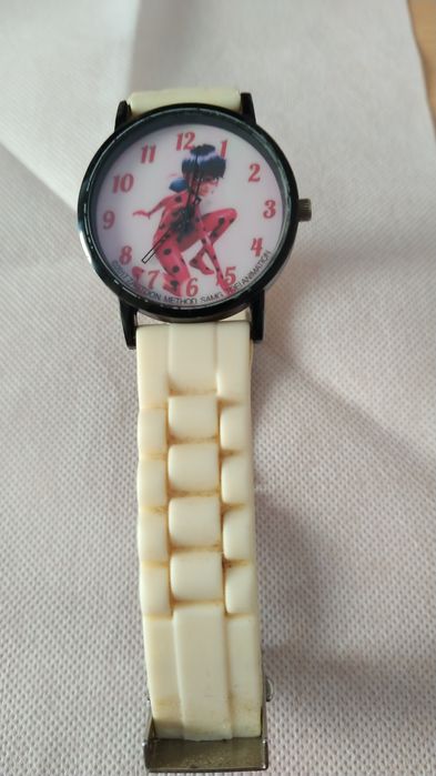 Vários relógios, adulto e criança