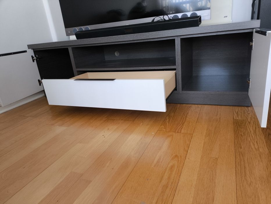 Móvel de TV em cinzento mesclado e branco lacado — 120€