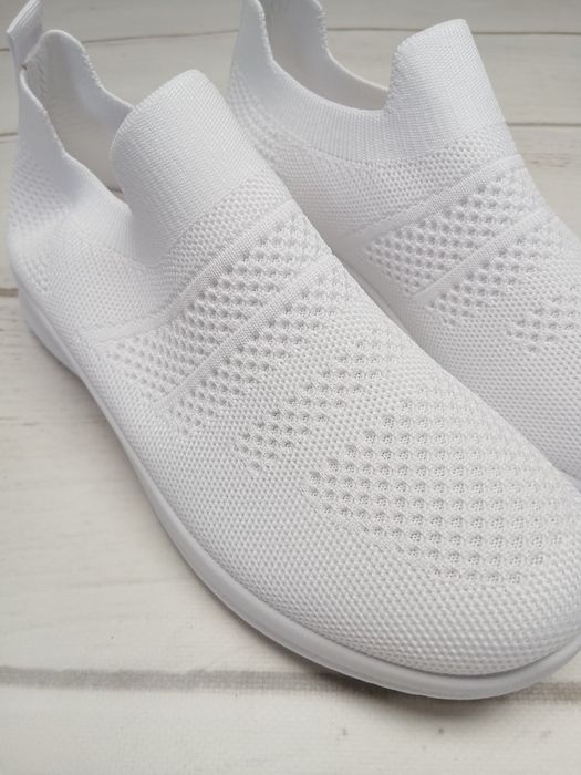 Białe sneakersy slip on lekkie sportowe buty siateczka rozmiar 39