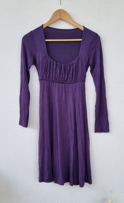 Vestido roxo de manga comprida
