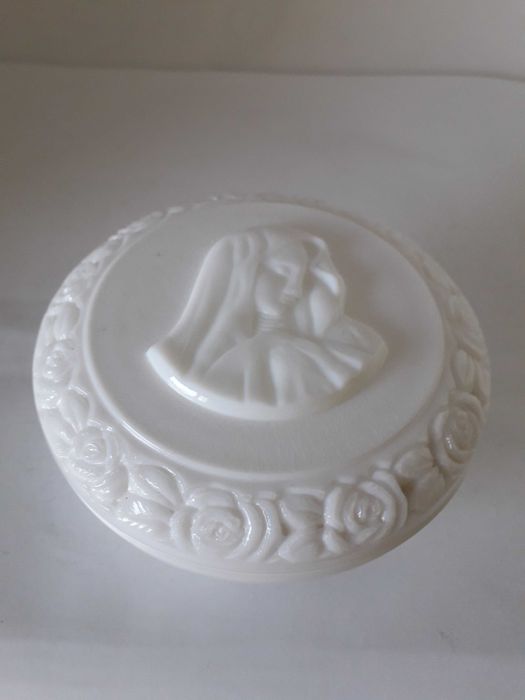 Szkło lattimo puzderko z Czech.