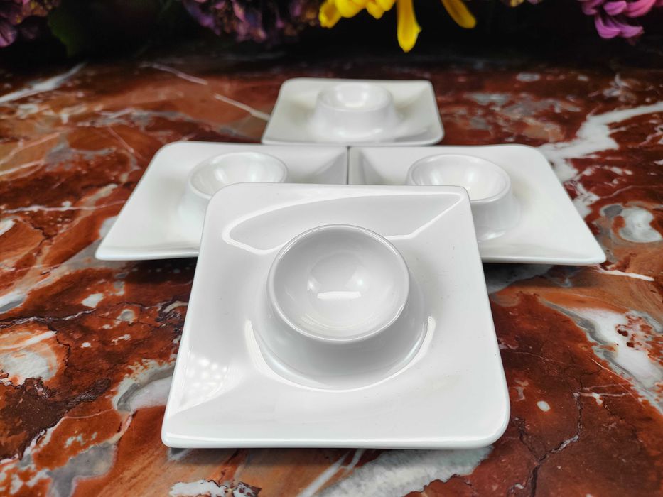 Cztery kwadratowe porcelanowe podstawki do jajek