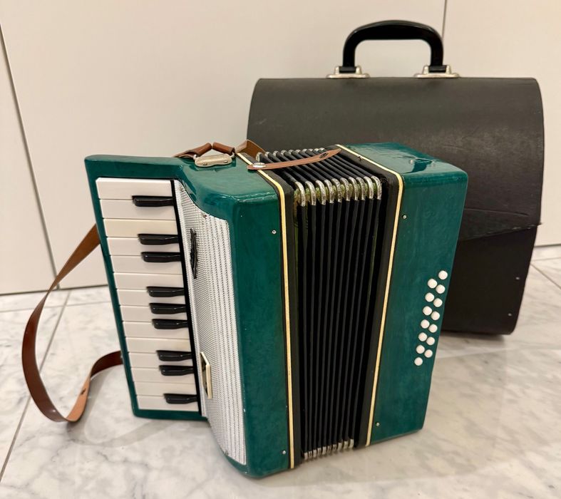 Akordeon dziecięcy marki radzieckiej