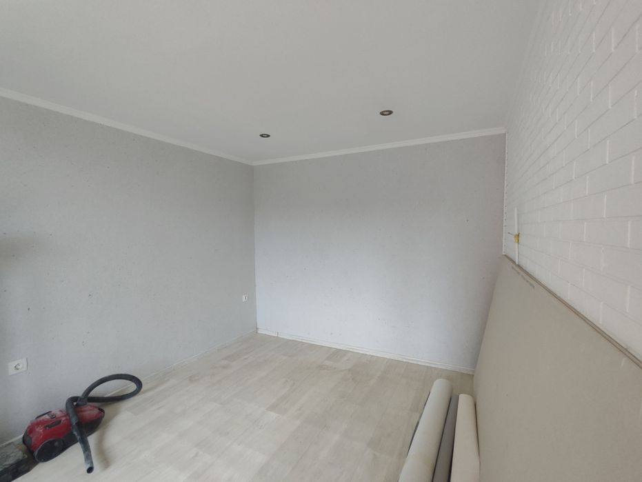 Часть дома и 10 соток 
Асфальтированная улица.
Учас