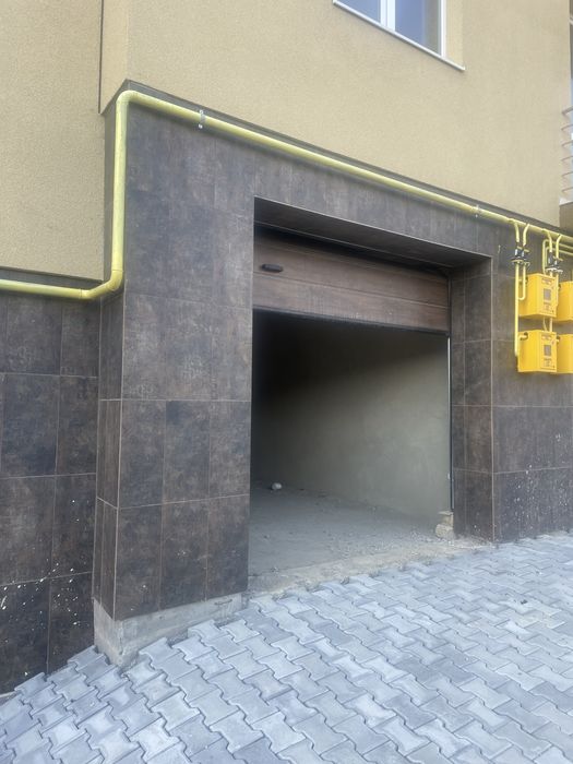 Продам гараж в житловому будинку високий під грузове авто