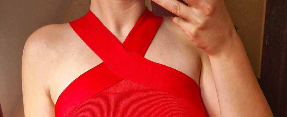 Sukienka czerwona koktajlowa obcisła mini Mohito M 38