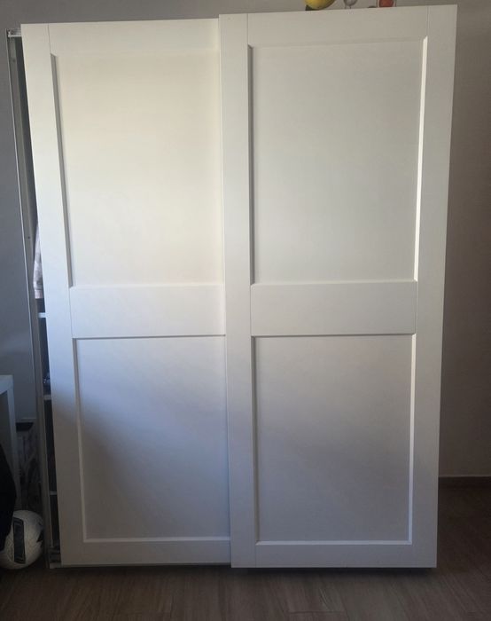 Roupeiro com 2 portas deslizantes