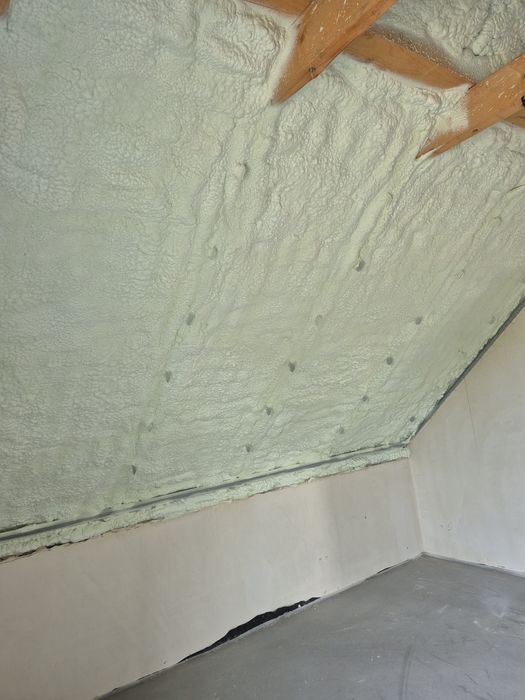 Ocieplanie pianką pur ocieplenie pianką poddasza dachy piana izolacja