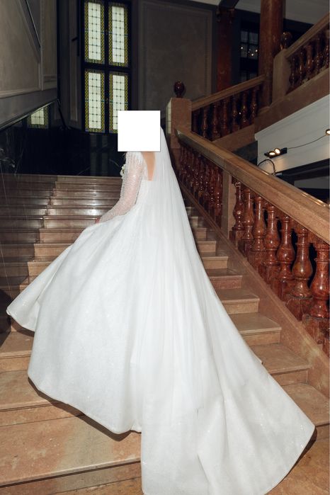 Весільна сукня S–M (36–38), пишна, з довгим рукавом + фата