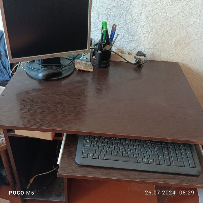 Комп'ютерний стіл