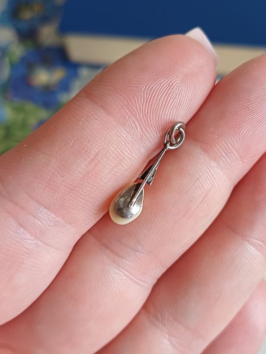 Zawieszka perła drobna skromna lekka wisiorek