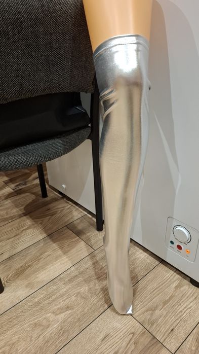 Pończochy damskie błyszczące.