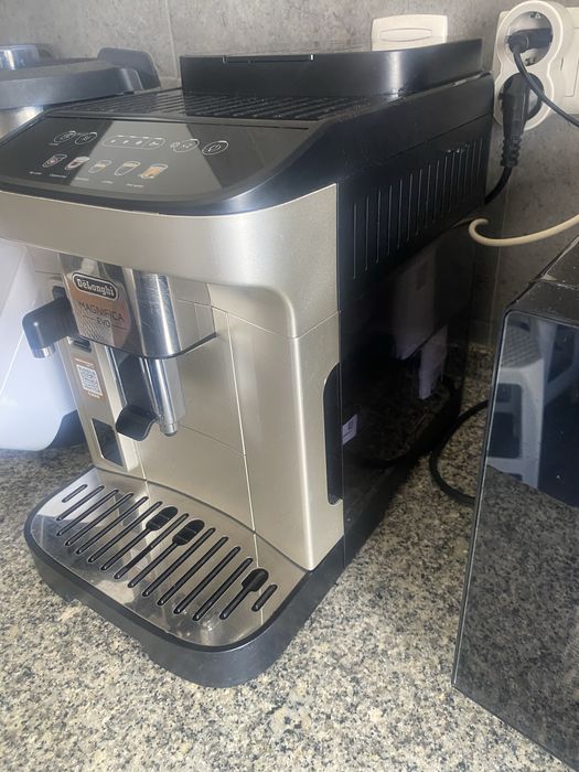 Vendo máquina de café DeLonghi Magnifica Evo em excelente estado