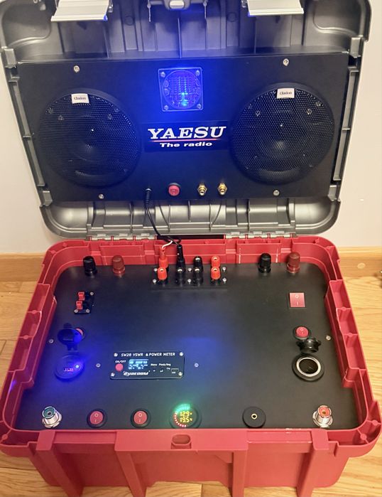 Skrzynka zasilająca w terenie do radia qrp