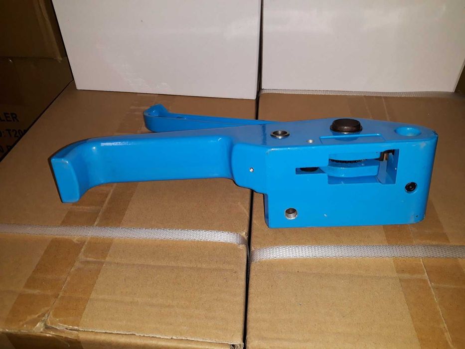 Пристрій для затягування і фіксації вантажу. Натягувач стрічки