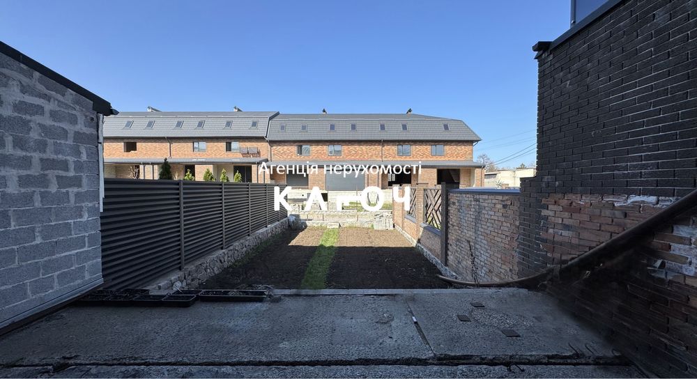 Продаж чудового таунхауса біля парку, перша лінія