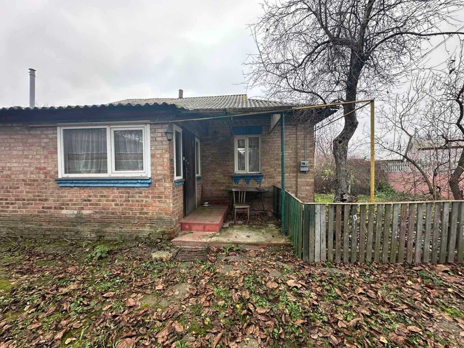 Будинок у самому центрі села Димер з усіма комунікаціями