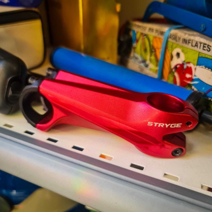 Avanço FUNN STRYGE 31,8 – ~70 mm – 7° (Riser) – Vermelho anodizado