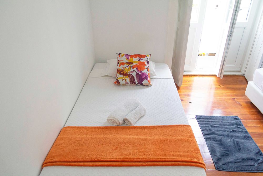 Recheio Completo Guest House | 11 Camas + Móveis + TVs | 1.500 €