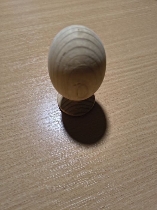 Деревянное яйцо на подставке для творчества