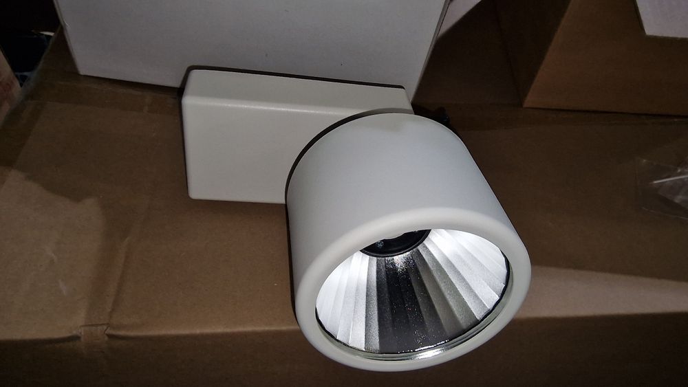 Projectores de calha LED varias unidades e grande stock