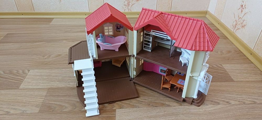 Іграшковий будиночок з меблями