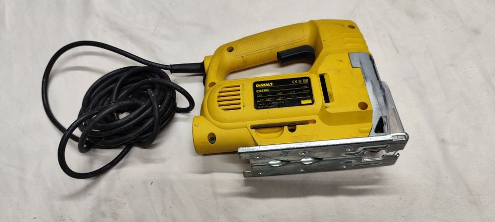 Wyrzynarka DeWalt dw320k