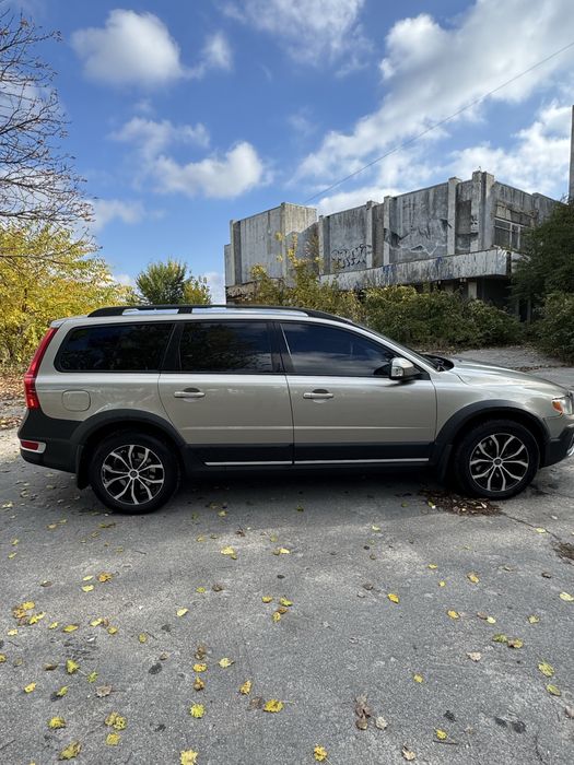 Volvo XC70 — надійний повнопривідний універсал у чудовому стані