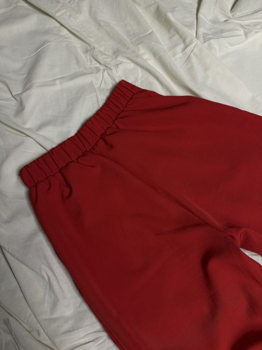 Червоний костюм піджак та штани палаццо