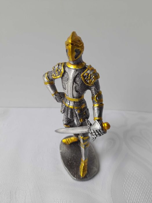 Cynowa figurka rycerza Templariusza