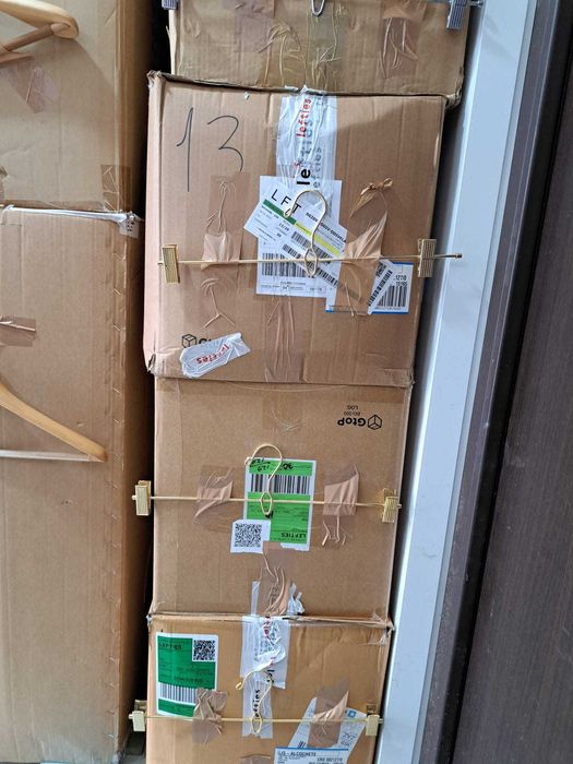 Cabides de madeira, metal e plástico