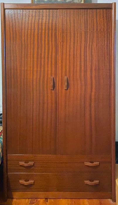 Roupeiro + Escrivaninha Mogno