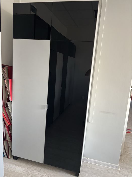 Szafa biurowa wolnostojąca.