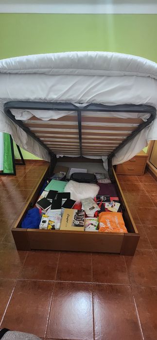 Cama + mesa de cabeceira