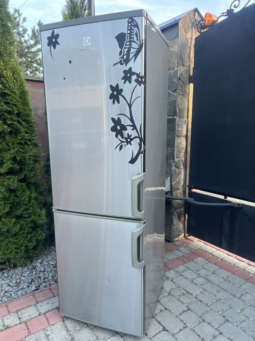 Холодильник з морозилкою Electrolux нержавійка