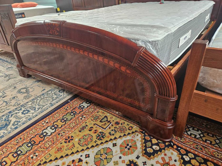 Cama em madeira maciça com estrado e colchão - Muito bom estado geral