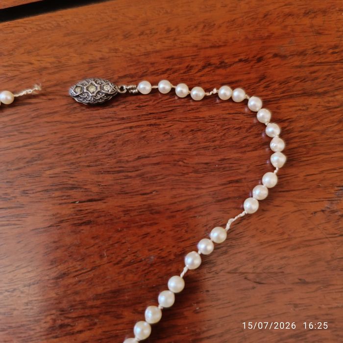 Colar de pérolas antigo danificado.