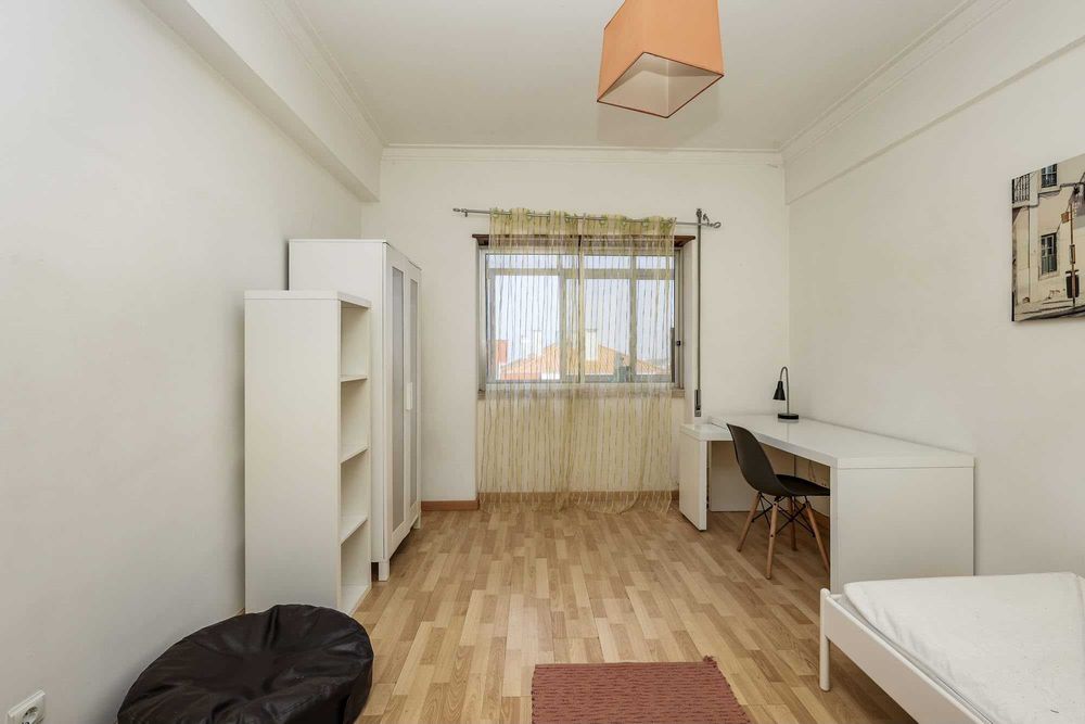 Quartos em T4 mobilado para estudantes | 8 min a pé da NOVA FCT | 2 WC | 105 m²