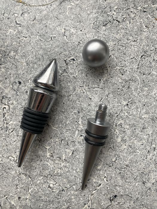 Dwie zatyczku metalowe stopery do wina
