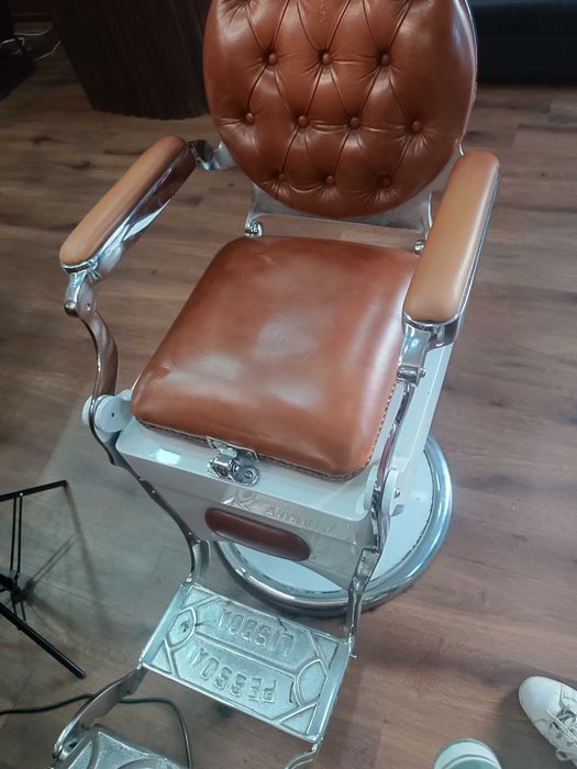 Cadeira barbeiro,pessoa Lisboa,em estado razoável,estão a uso numa barbearia,cromados bons,estofos em pele Eduardo razoável