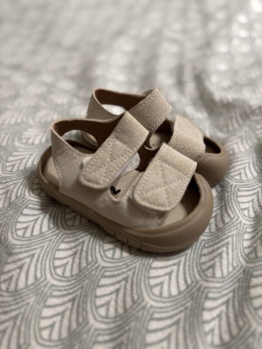 Взуття на хлопчика hm 20/21, clarks 22