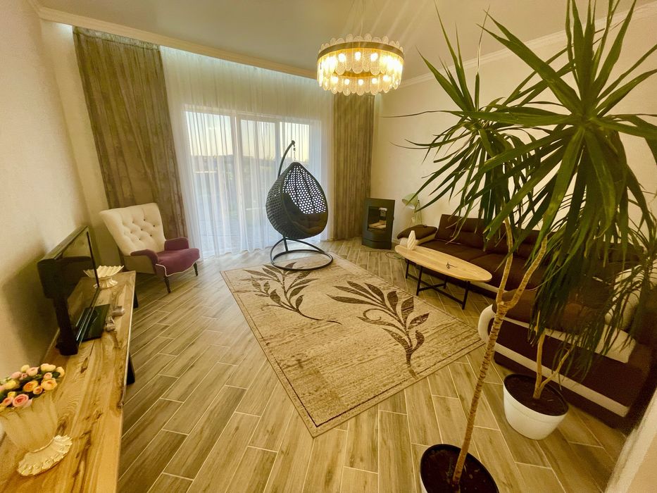 Гарний, Сучасний, добротний  будинок з басейном