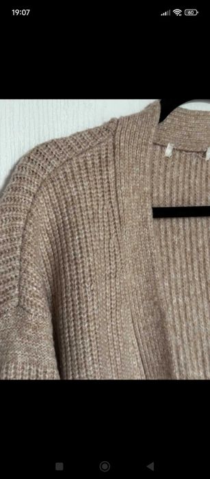 Długi beżowy sweterek